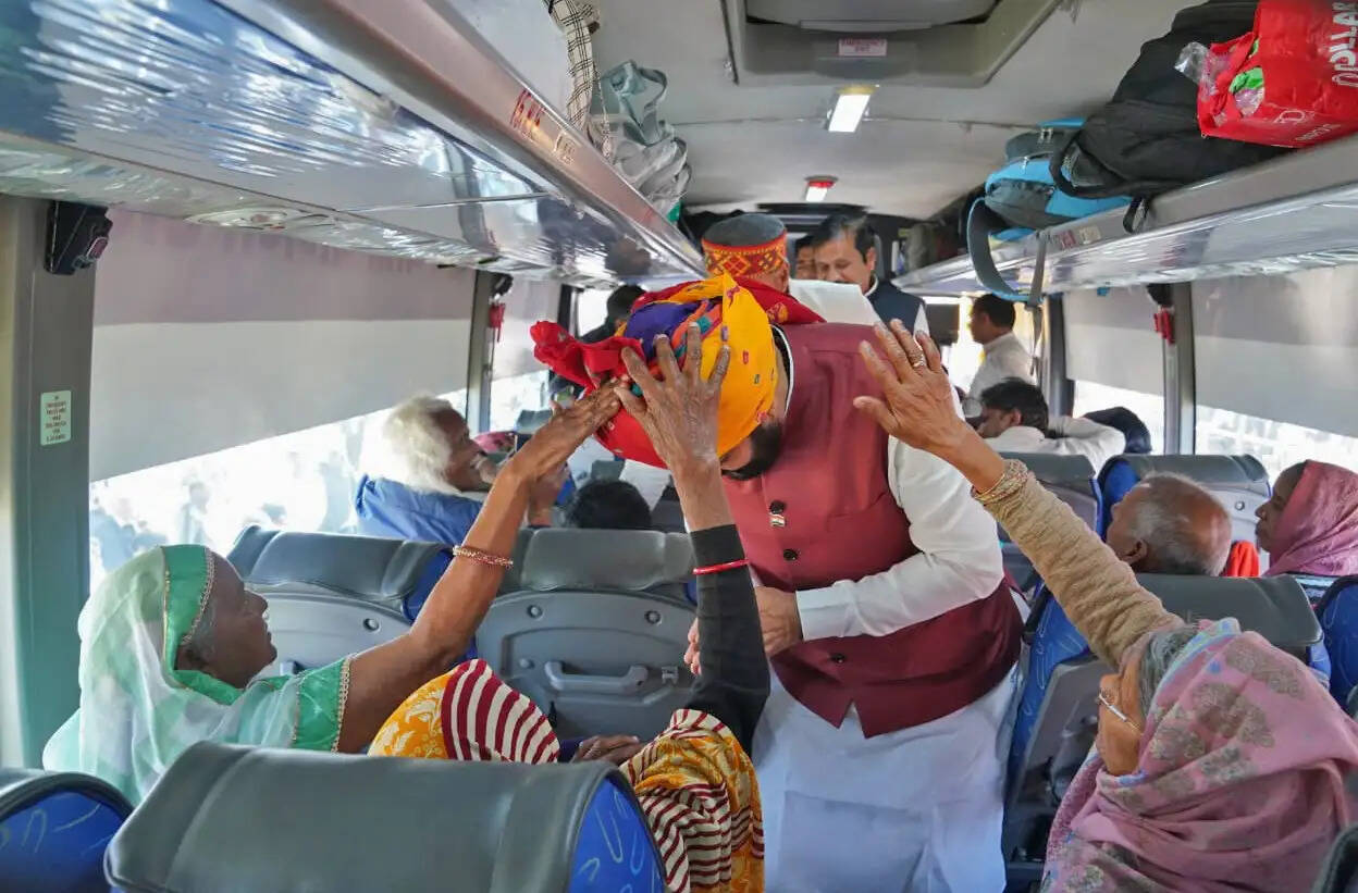 नायब सैनी को आशीर्वाद देते हुए बुजुर्ग